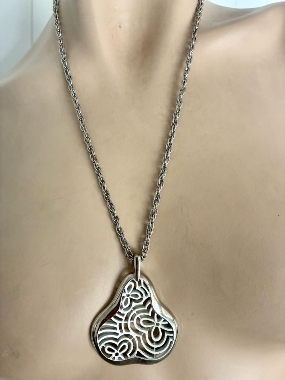 VTG 1970s White Enamel Daisy Necklace Trifari 23 Inches
